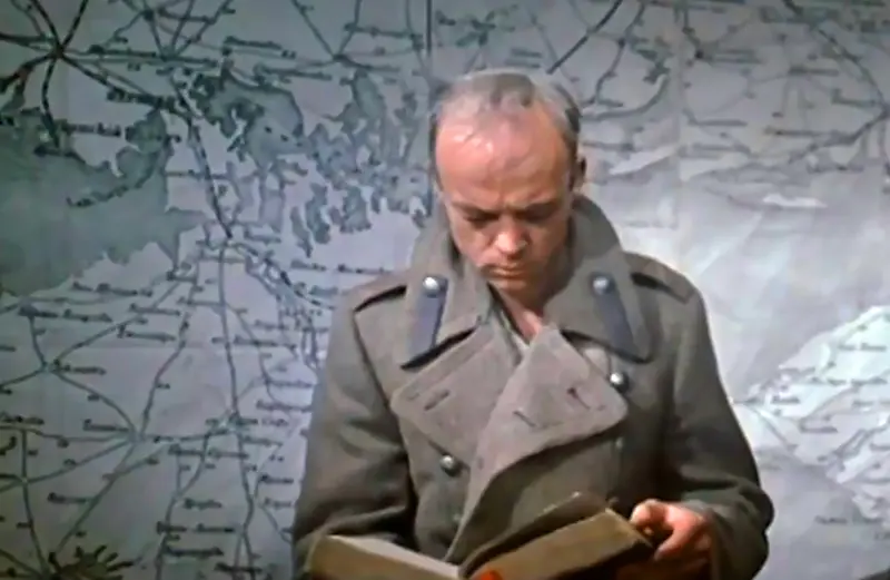 Генерал Хлудов. Кадр из кинофильма "Бег"