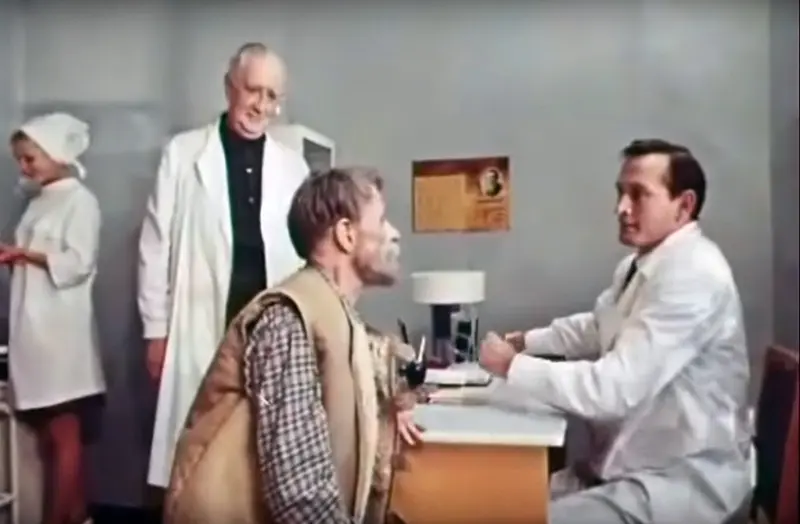 Александр Николаевич начинает прием больных. Кадр из фильма