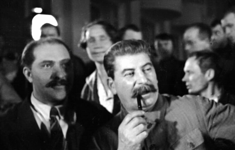 Сталин среди делегатов на II Всесоюзном съезде колхозников-ударников. Февраль 1935 г.
