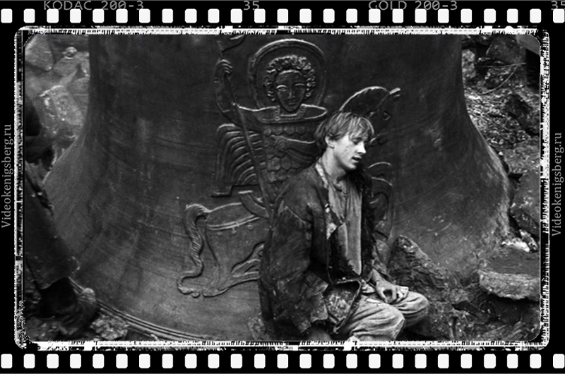 Кадр из фильма "Андрей Рублёв". Бориска и его колокол