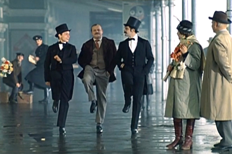 Кадр из фильма "Мы из джаза" — проход по вокзалу