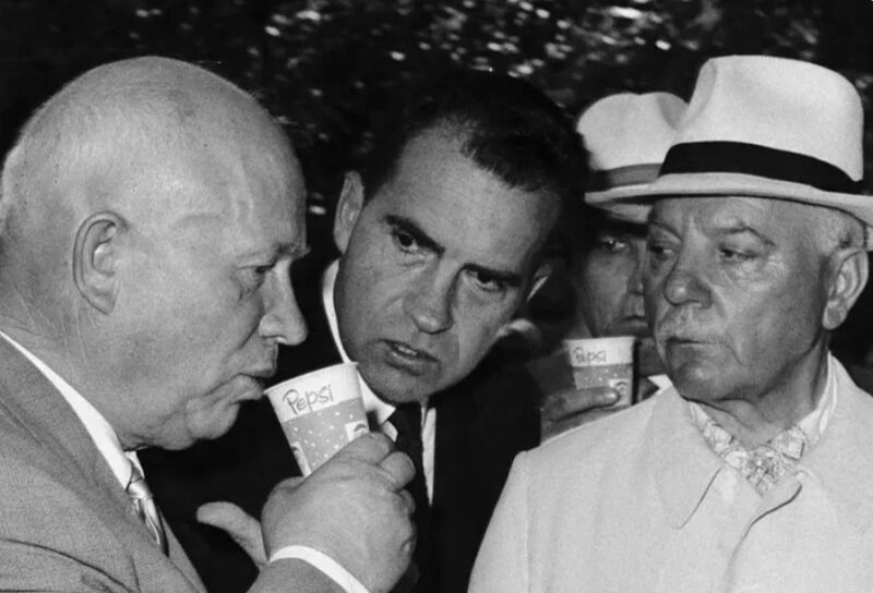 Снимок, облетевший мир в 1959 году и давший начало распространению Пепси в СССР