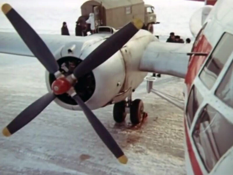 Кадр из фильма "Точка возврата" — самолет, на котором пришлось лететь героям фильма