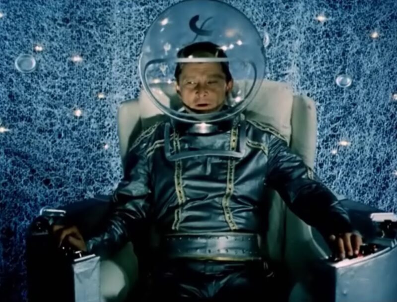 Виктор Сергачев в роли Икса. Кадр из фильма "Эта веселая планета"