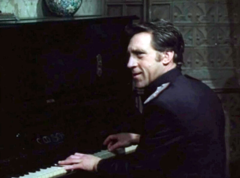 Глеб Жеглов играет на пианино