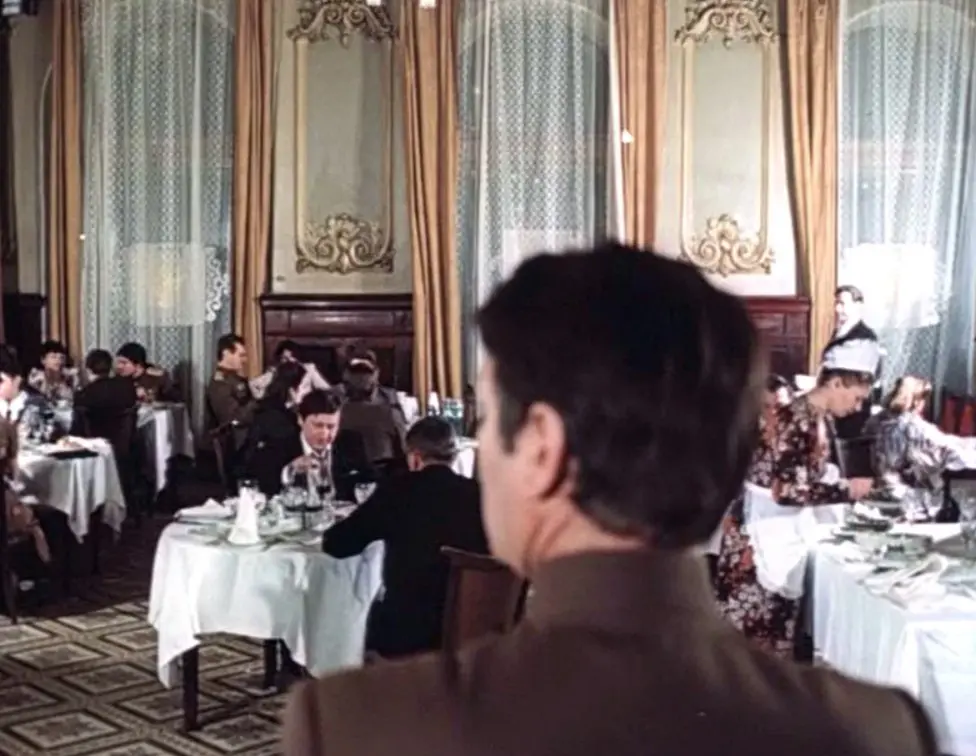 Кадр из фильма «Место встречи изменить нельзя». Фокс в «Астории». Смотрит и уже всё понимает...