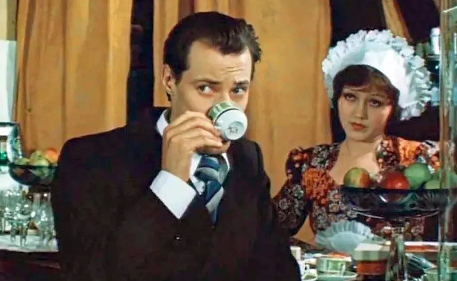 Шарапов пьет кофе